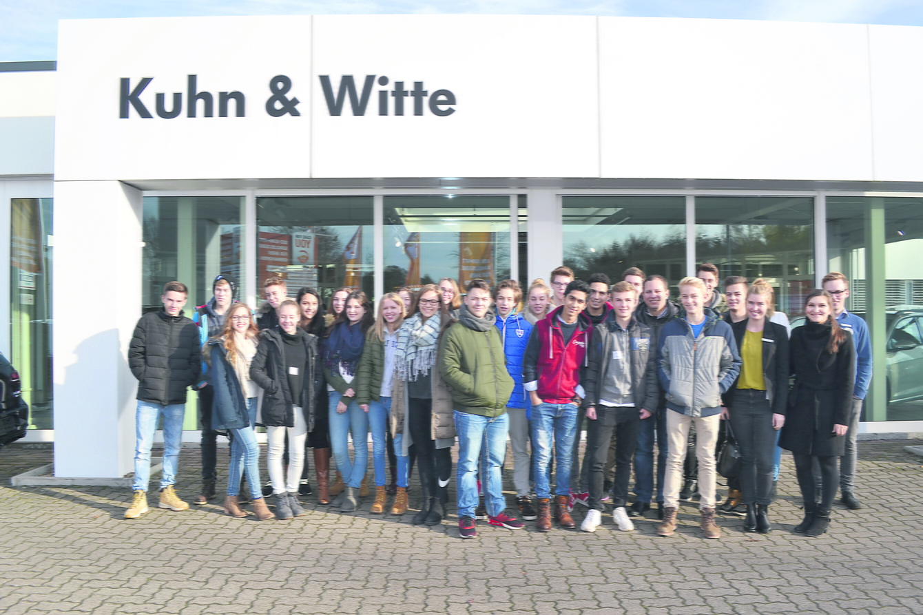 Die Schüler waren am Thema "E-Mobilität", das ihnen im Autohaus "Kuhn+Witte" vorgestellt wurde, sehr interessiert