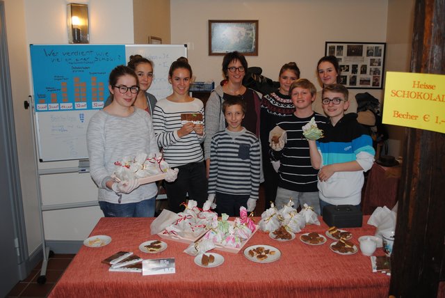 Geschmackvolle Aktion: Die Schülergenossenschaft "FairSalzen" des Gymnasiums Salzhausen - hier mit Lehrerin und Projektbetreuerin Anne-Kathrin Dierschke - verkaufte Schoko-Leckerbissen für eine gute Sache