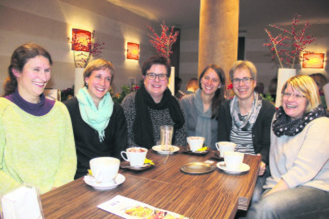 Erst einen Antipasti-Teller beim Eiscafé Dante, danach einen leckeren Cappuccino und dann hinaus ins nächtliche Einkaufs-Abenteuer: So startete diese Damen-Runde in die Nacht (v.li.): Eva Reinkemeier, Svenja Schmahl, Ina Vieregge, Karin Stoßno, Susanne Fiege und Wiebke Welling