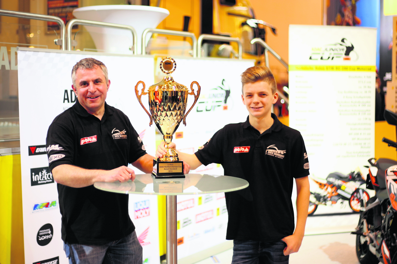 Philipp Freitag (re.) mit Teamchef Frank Koch bei der Motor Show in Essen