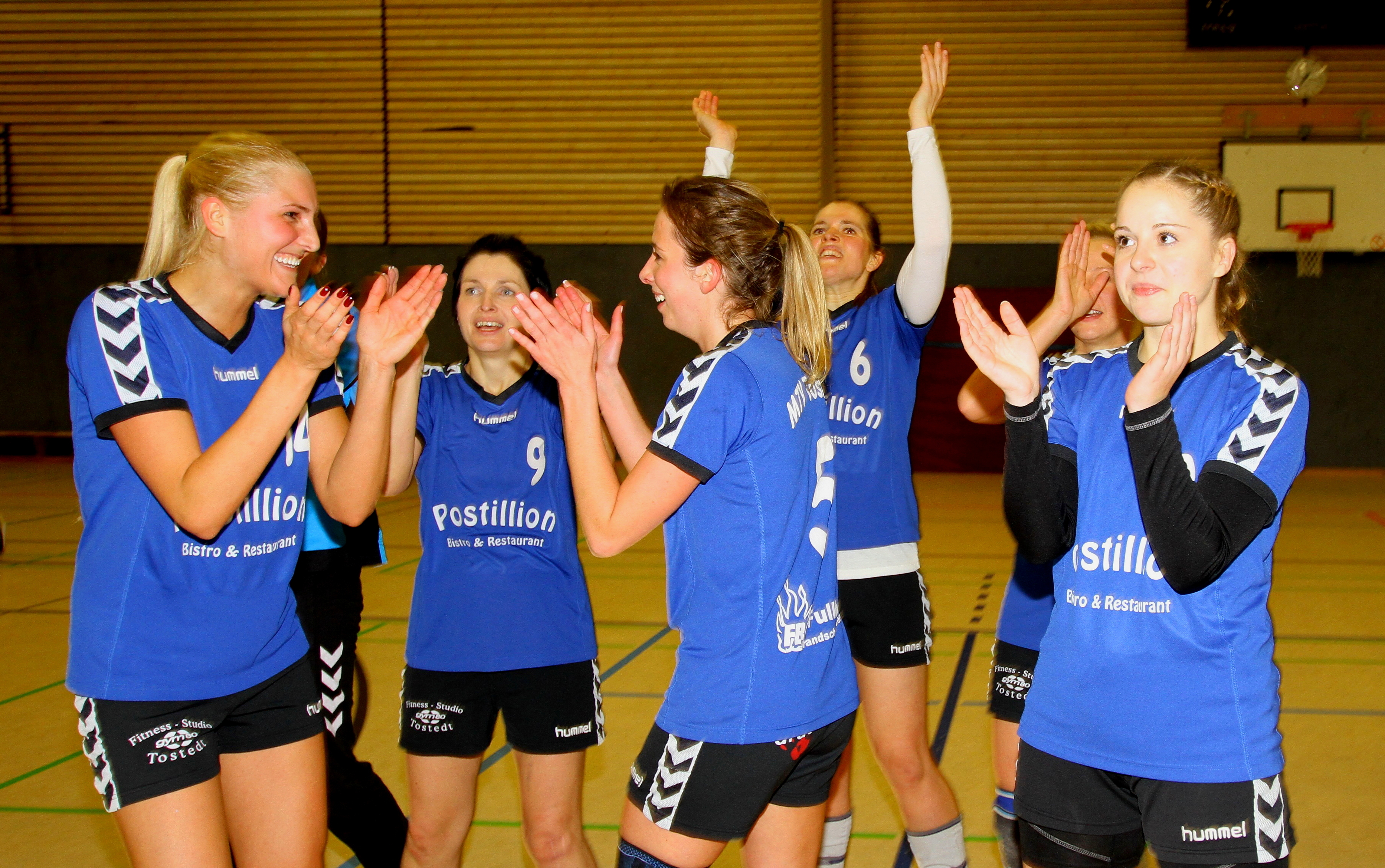 Tostedts Handballfrauen waren überglücklich nach dem 26:25-Heimsieg im Spitzenspiel im Spitzenspiel gegen Tabellenzweiten HV Lüneburg