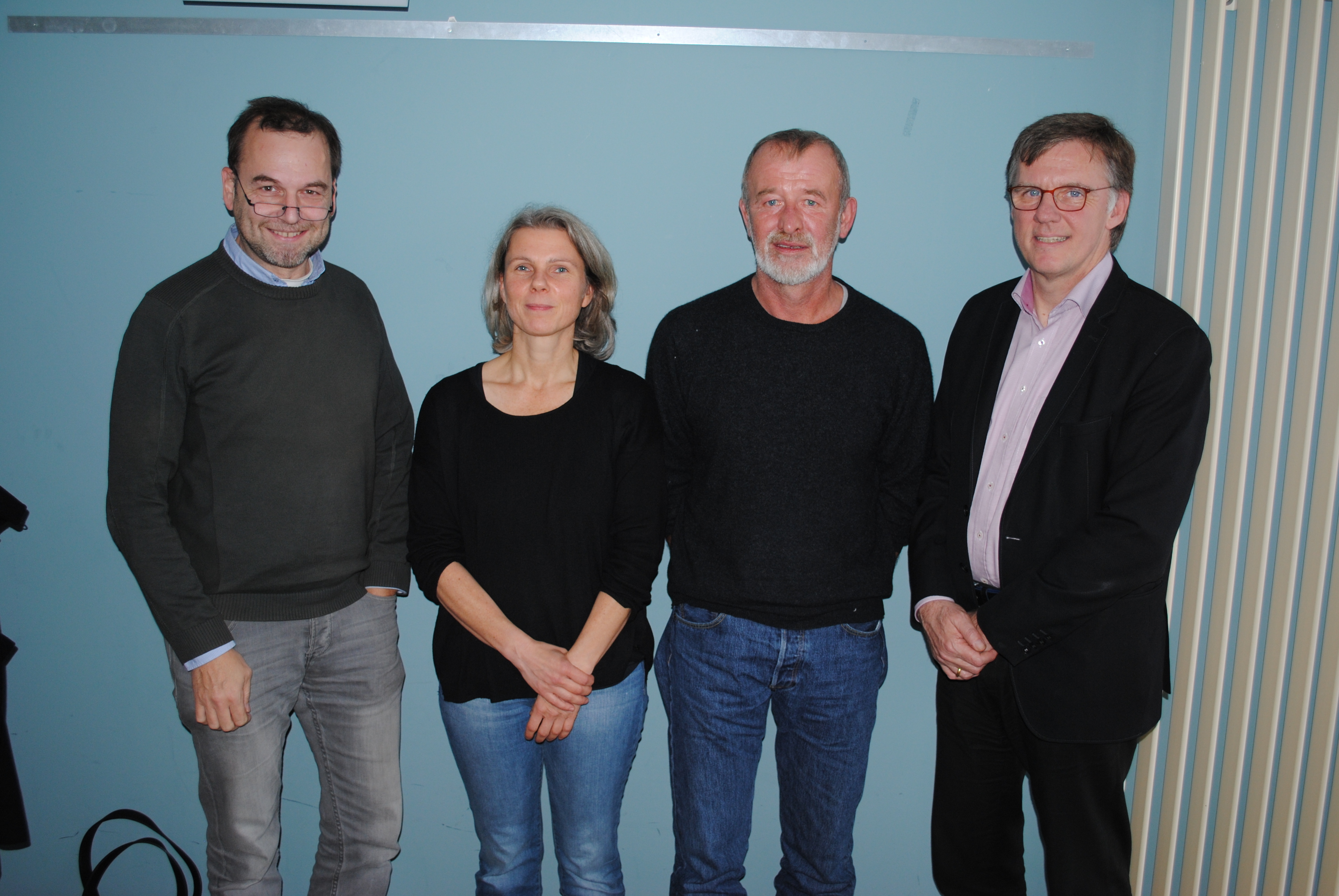 Nach dem Interview (v. li.): Dr. Peter Schlegel (Sozialpsychiatrischer Dienst Landkreis Harburg), Stefanie Oertzen und Holger Maack ("HiPsy") und Kreis-Pressesprecher Johannes Freudewald, der das Gespräch koordinierte
