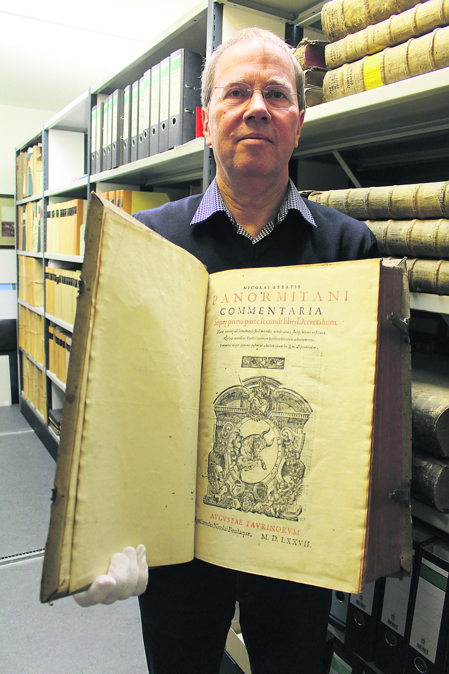 Stadtarchivar Bernd Utermöhlen mit einer Originalausgabe der "Constitutio Criminalis Carolina". Sie hatte zur Zeit der Hexenprozesse Rechtsgültigkeit