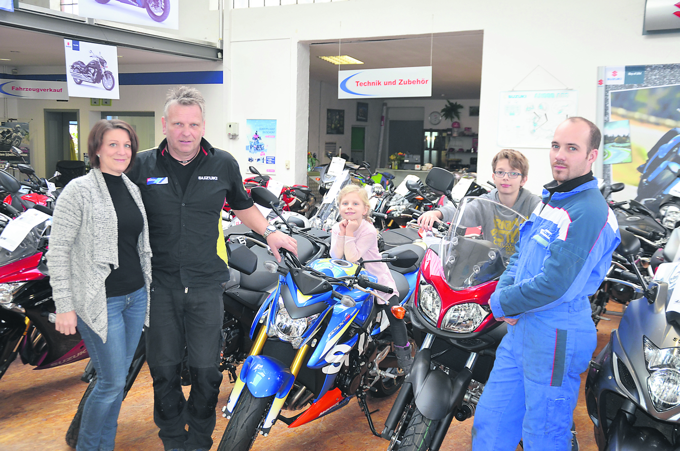 Claudia, Steffen, Hannah (5) und Luca (11) Timm sowie
Mechaniker Dennis Schuhmacher im Showroom des Motorradhauses