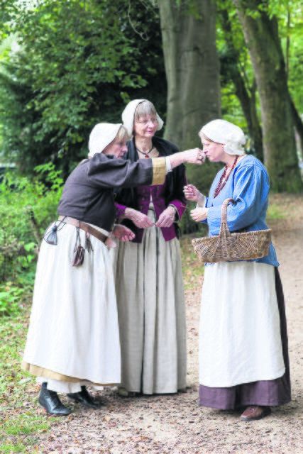 Die Buxtehuder Gasteführerinnen (v.li.) Marlies Hauschildt, Sabine Koeneke und Sonja Kaiser in mittelalterlicher Kleidung. Die Damen geben am Sonntag ausführlich Auskunft über die Buxtehuder Hexenprozesse