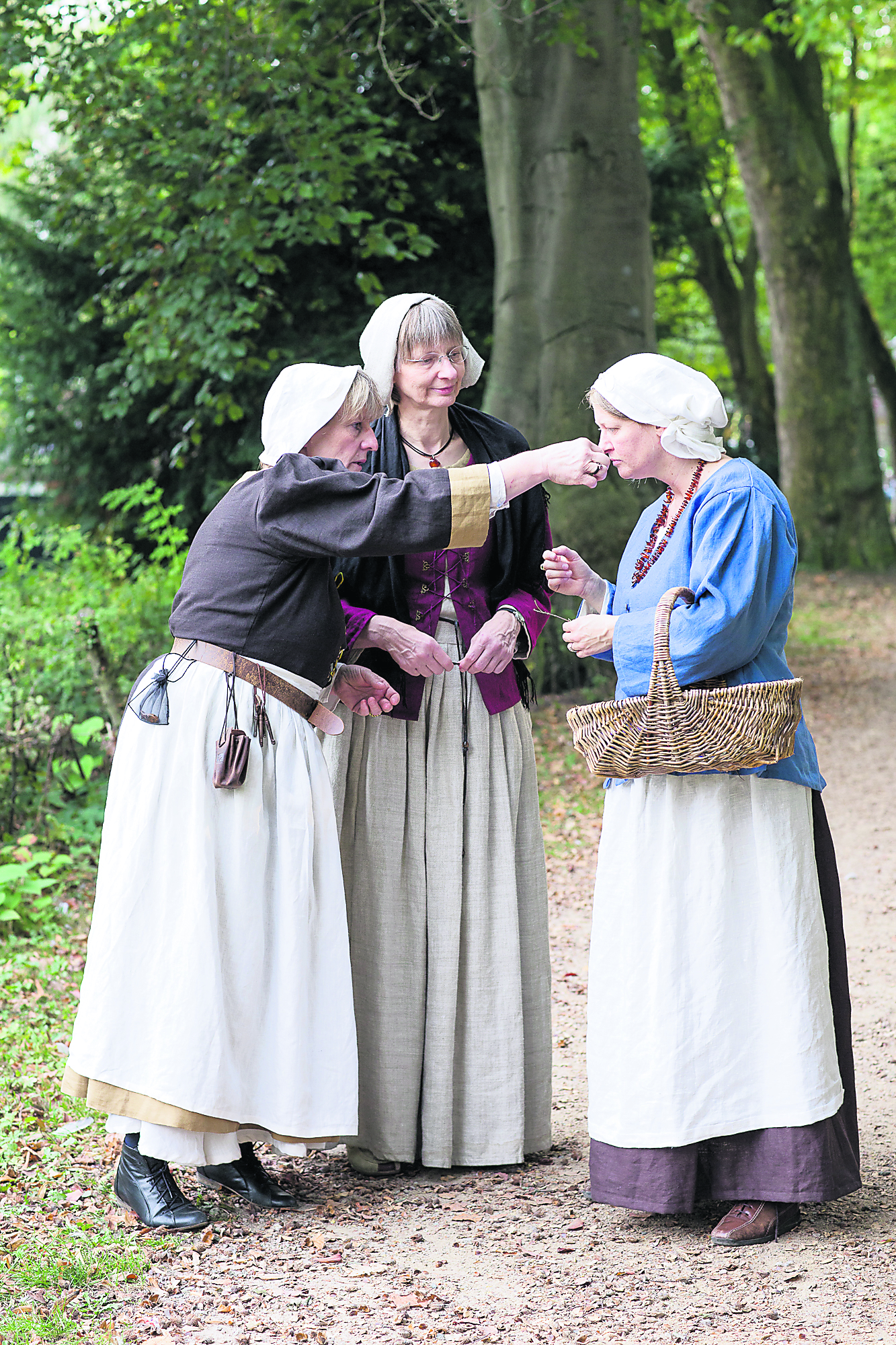 Die Buxtehuder Gasteführerinnen (v.li.) Marlies Hauschildt, Sabine Koeneke und Sonja Kaiser in mittelalterlicher Kleidung. Die Damen geben am Sonntag ausführlich Auskunft über die Buxtehuder Hexenprozesse