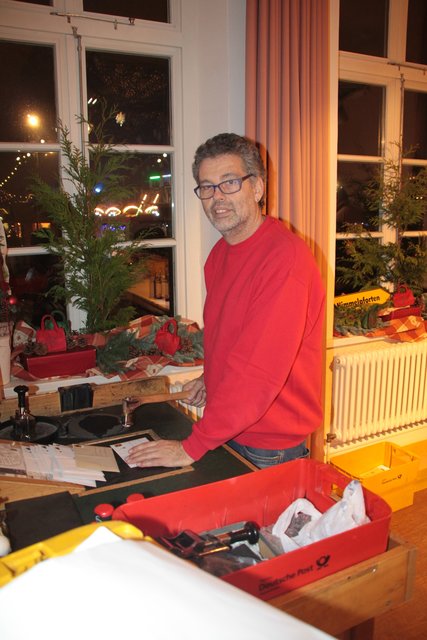 Wolfgang Dipper frankiert Briefe mit einem Sonderstempel