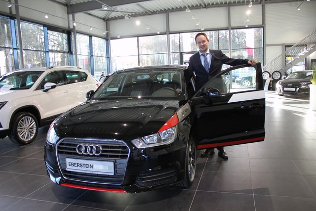 Christian Wiedner zeigt den Audi A1, den es zur
Eröffnung der neuen Audi- und Seat-Ausstellung
zum Sonderpreis gibt