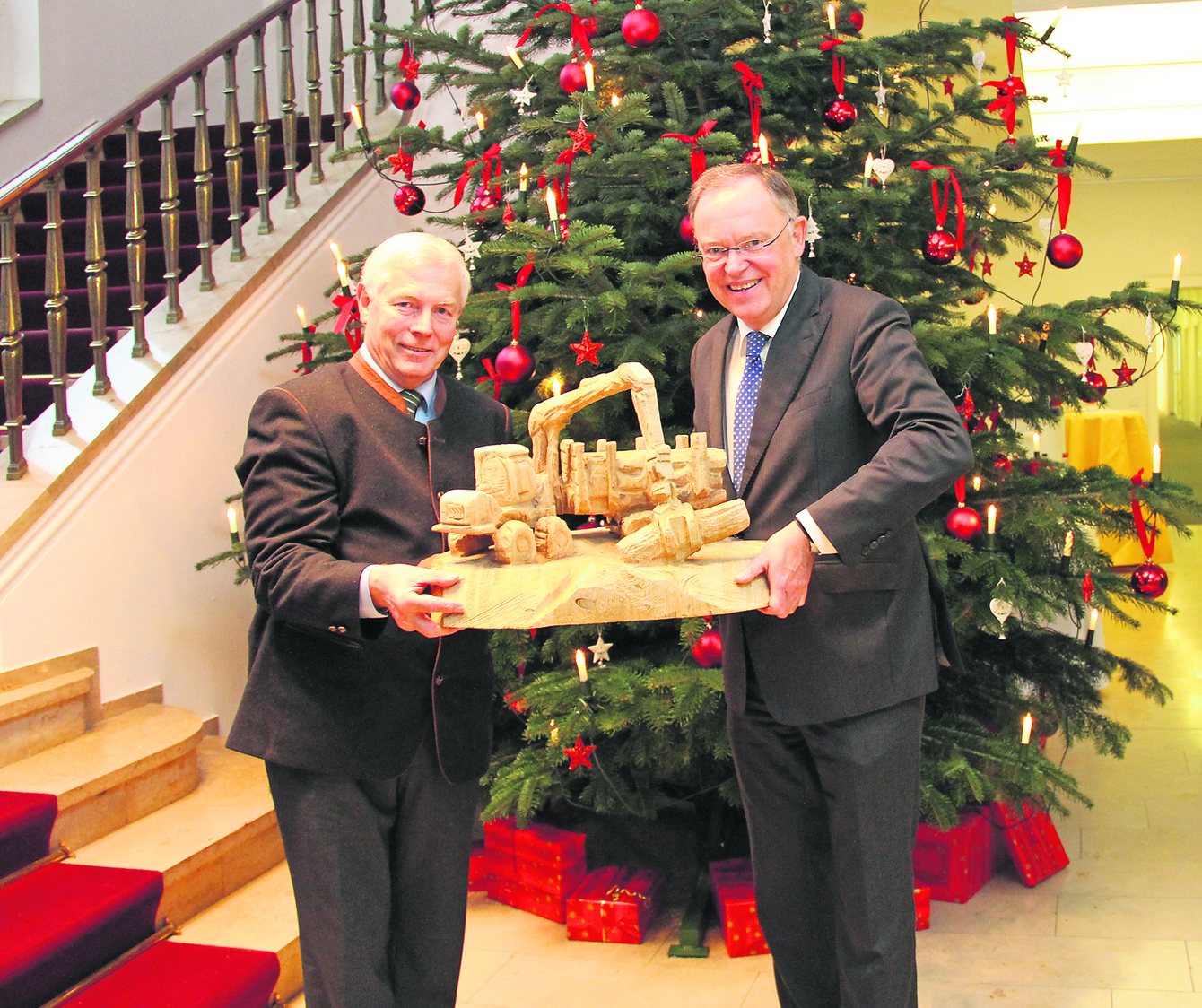 Ministerpräsident Stephan Weil (re.) und Waldbesitzer-Präsident Norbert Leben bei der Übergabe des Weihnachtsbaums an die Staatskanzlei