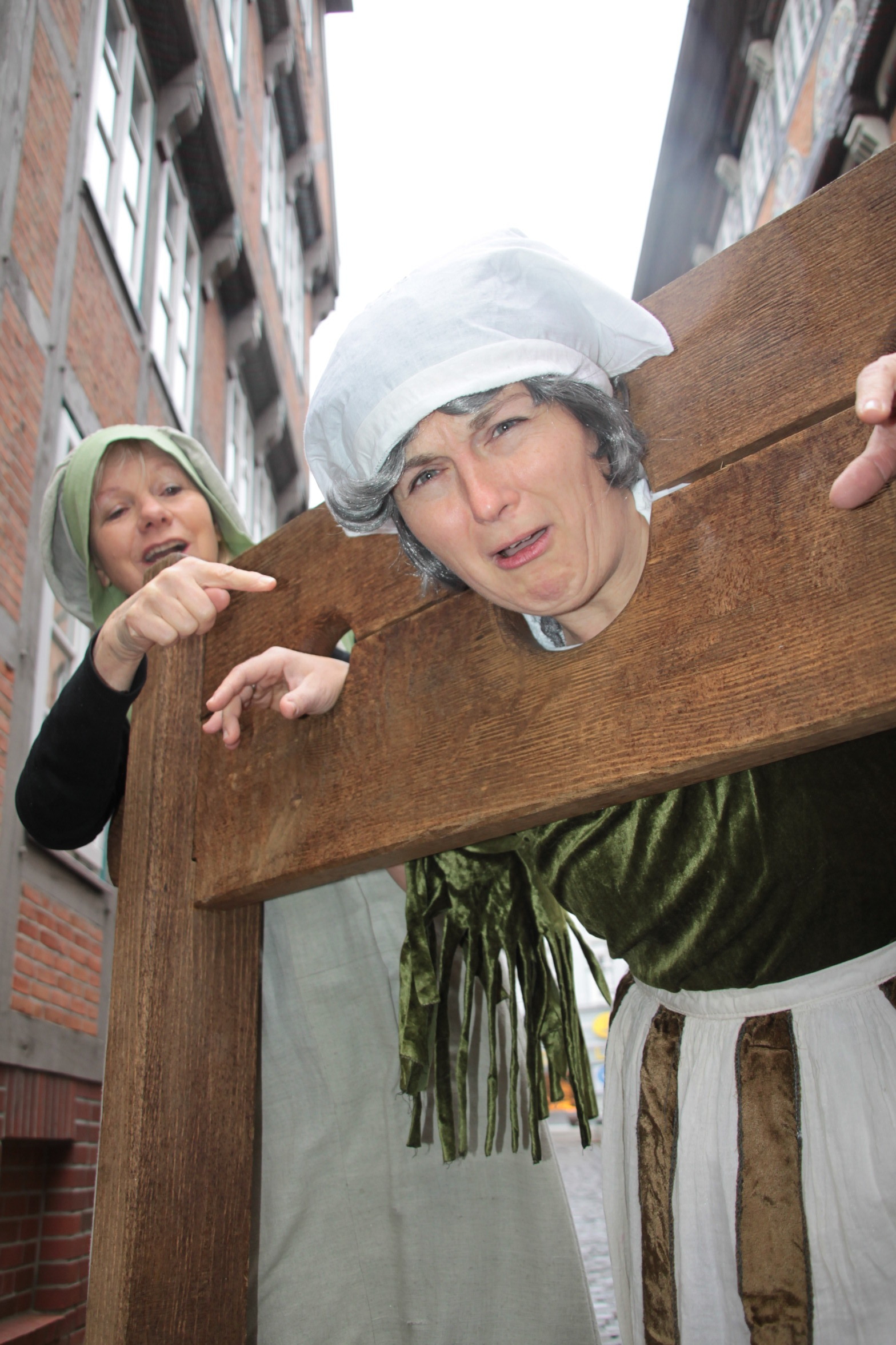 Am Schandpfahl: Darstellerin Martina Walther (re.) mit Edith Bruns