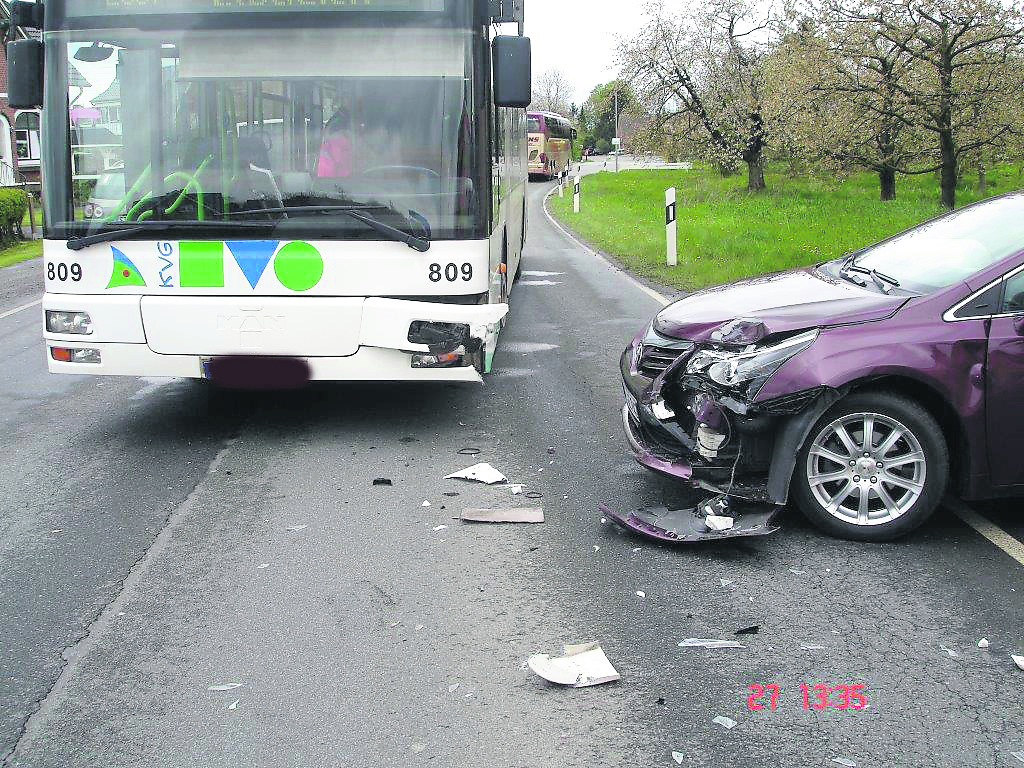 Bei diesem Unfall hatte ein 73-jähriger Autofahrer beim Abbiegen einen Schulbus übersehen