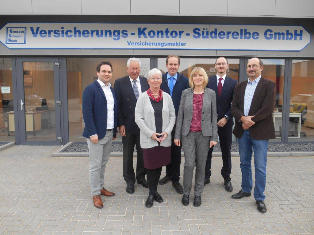 Das Team vom Versicherungskontor Süderelbe (v.li.):
Marco Lorenzen, Heiko Sembach, Erika Regel, Kersten
Sembach, Claudia Rudolph, Florian Scheuer und Wolfgang Scheuer