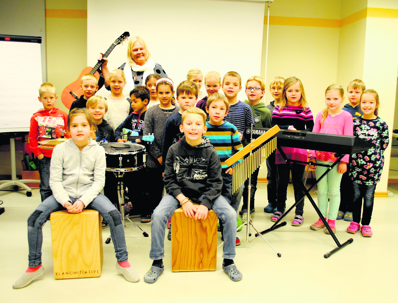 Die Klasse E2 der Grundschule Mulsum mit Lehrerin Heike van Zeijl hat viel Spaß am Musizieren mit den neuen Instrumenten