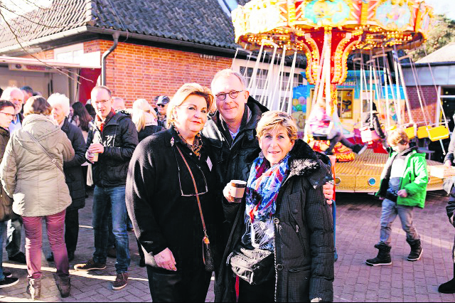 Die beiden Vereinsvorsitzenden Anette Kosakowski (li.) und Birgit Medenwold-Ruh mit Dr. Klaus Bublitz von der Fördergemeinschaft Kinderkrebs-Zentrum