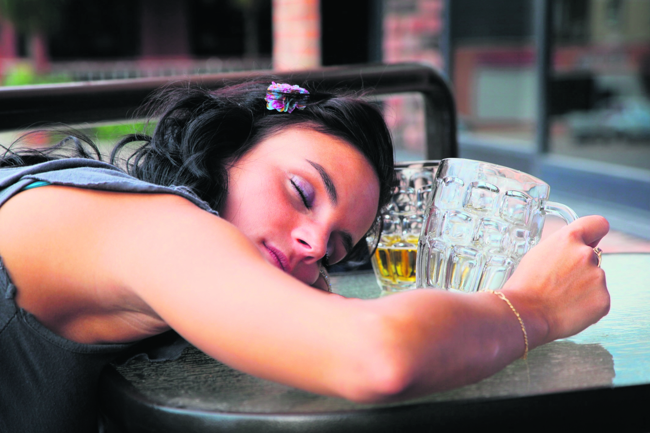 Die Anzahl der jungen Frauen mit einer Alkoholvergiftung ist leicht gestiegen, die der männlichen Jugendlichen deutlich gesunken