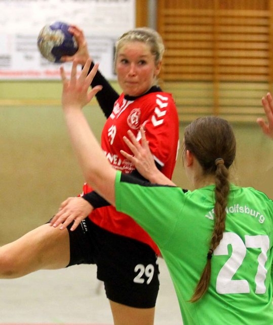 Hollenstedts Rückraumschützin Julia Fritsche (li.) steuerte sieben Tore zum Heimsieg ihrer Mannschaft bei