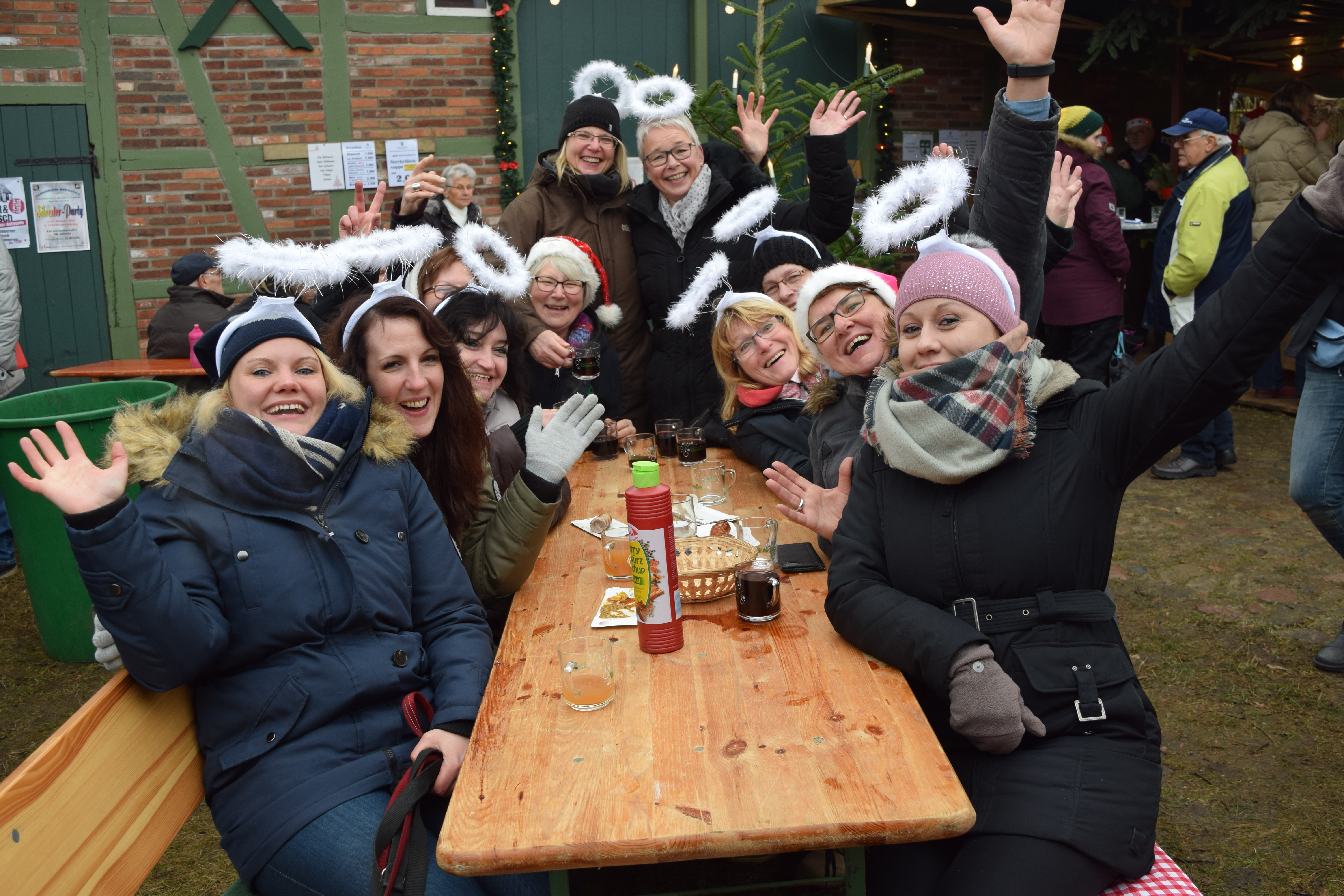Allerbeste Stimmung: Die Boßelmannschaft "Pink Ladies" aus Ashausen genoss den Kunsthandwerkermarkt "Kunst & Punsch" mit heißem Glühwein