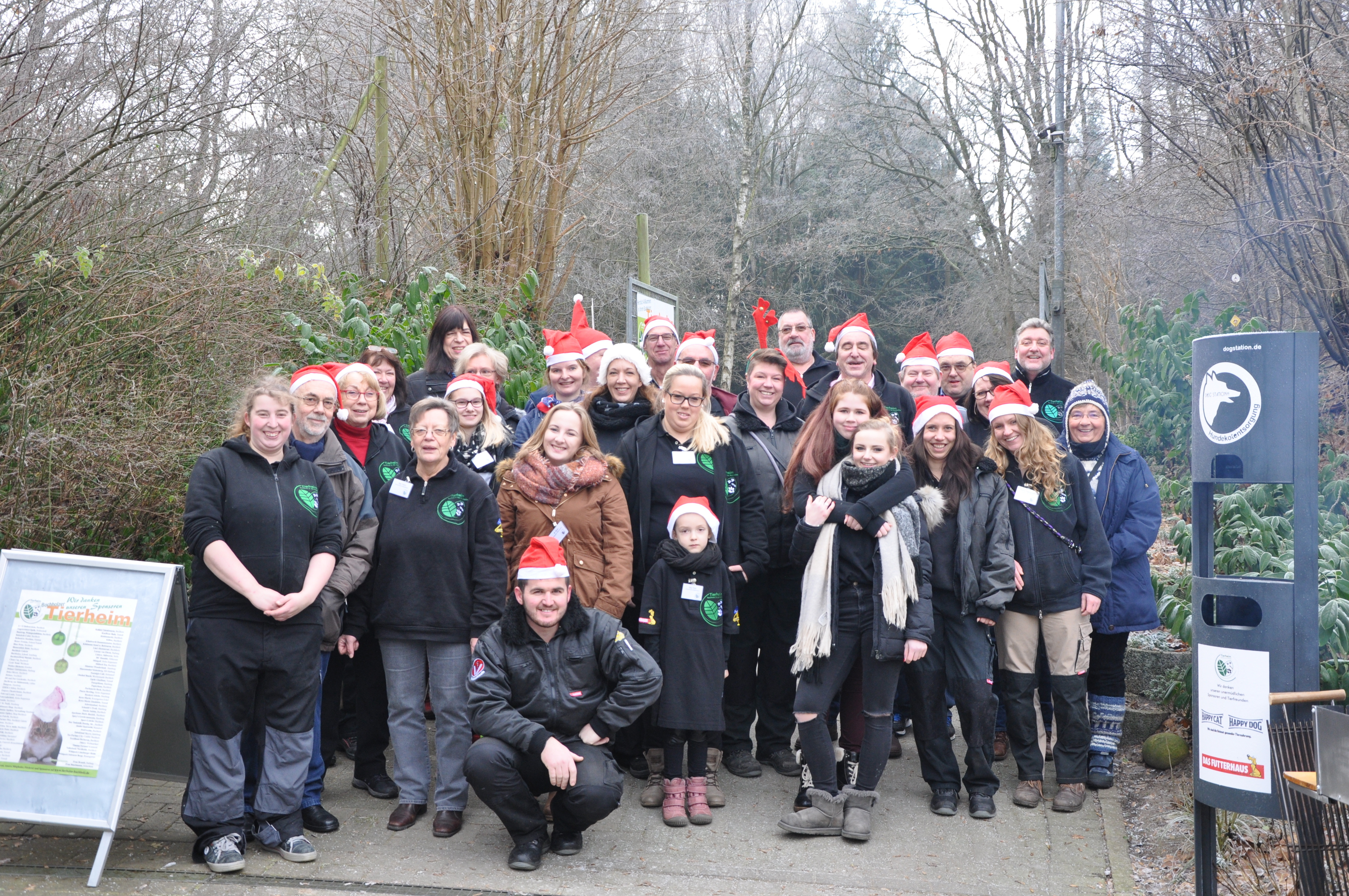 Das weihnachtlich eingestimmte Team des Buchholzer Tierheims