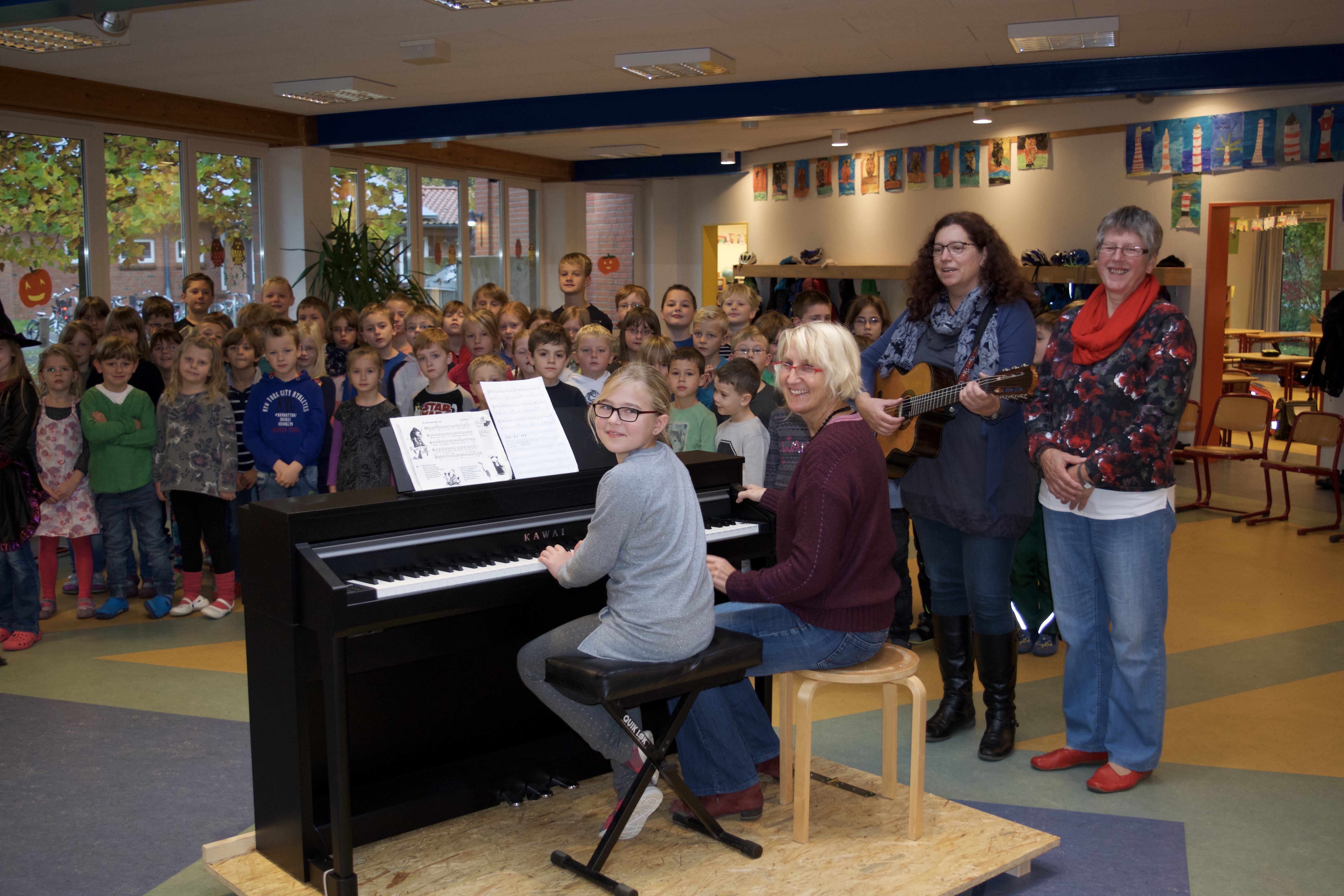 Bei der ersten Vorführung des neuen Instruments (v. re.): Schülerin Vanessa, die Lehrerinnen Barbara Kybranz und Petra Dreher sowie Marlies Kuhl vom Knüddelclub "Heiße Nadel"