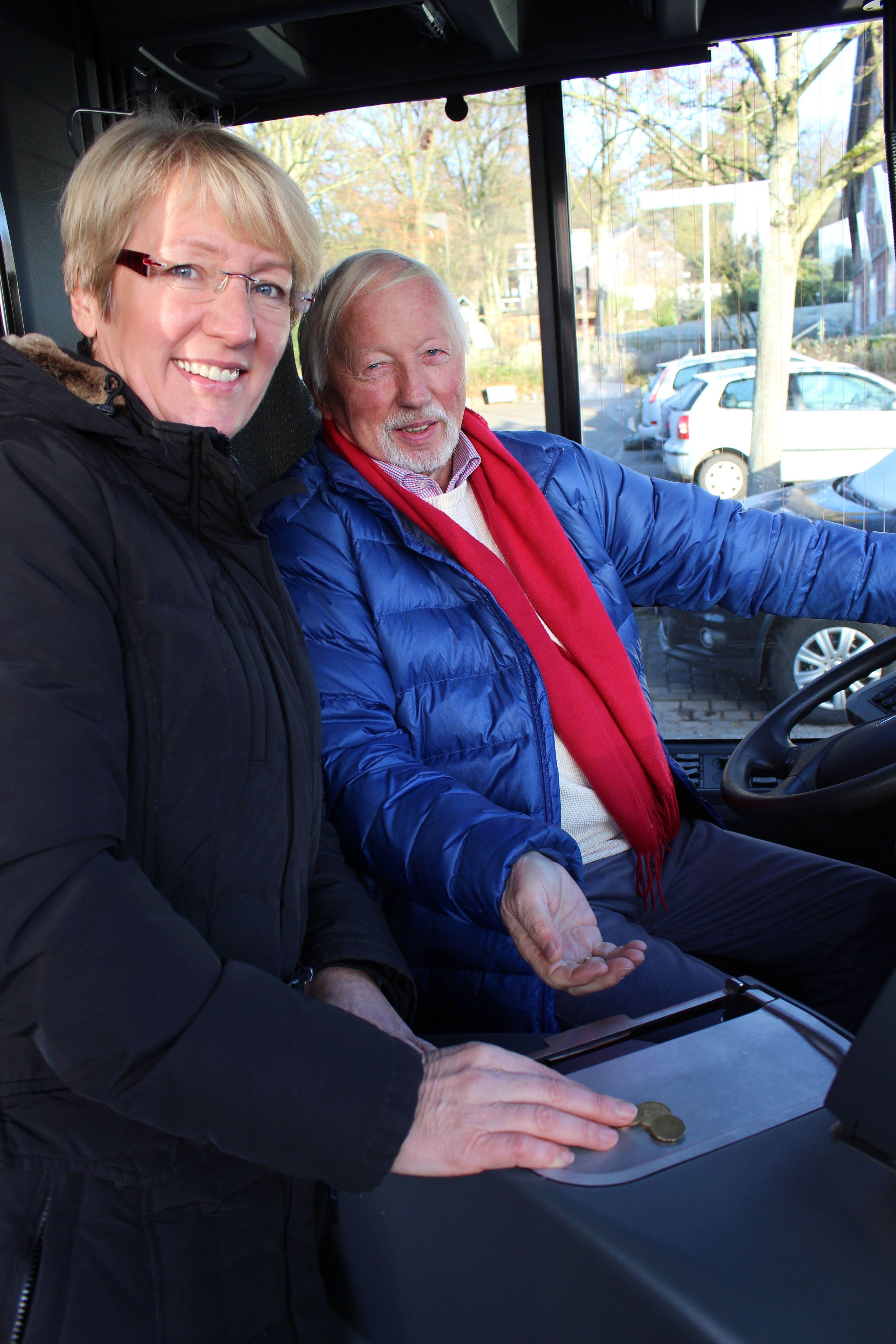 Da kassiert Bendestorfs Bürgermeister Hans-Peter Brink gern ab: Anette Randt, stellvertretende Landrätin, war der erste Fahrgast, der die neue Buslinie zwischen Bendestorf und Buchholz nutzte. Künftig pendelt die Linie 4208 täglich siebenmal zwischen den Kommunen und macht - das wird viele Buchholzer freuen - auch Halt am Sportzentrum Holzweg