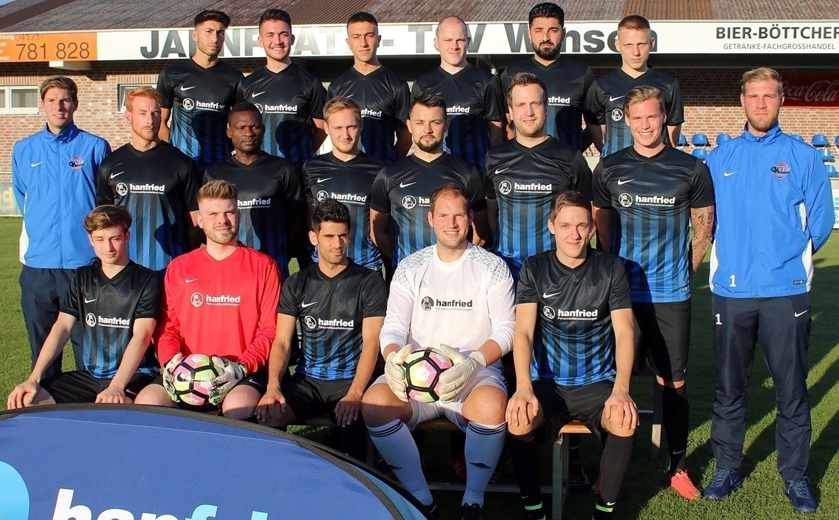 Die TSV-Elf mit Trainer Sören Titze (Mitte, li.) will im nächsten Heimspiel am Sonntag gegen Walsrode erneut auf ihren Teamgeist setzen