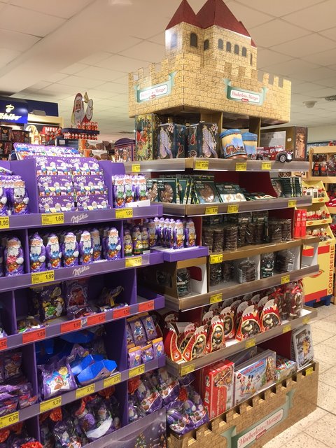 In der Advents- und Weihnachtszeit ist Süßes beliebt. Edeka Drewes führt Schokolade, Pralinen und mehr in großer Auswahl | Foto: cku