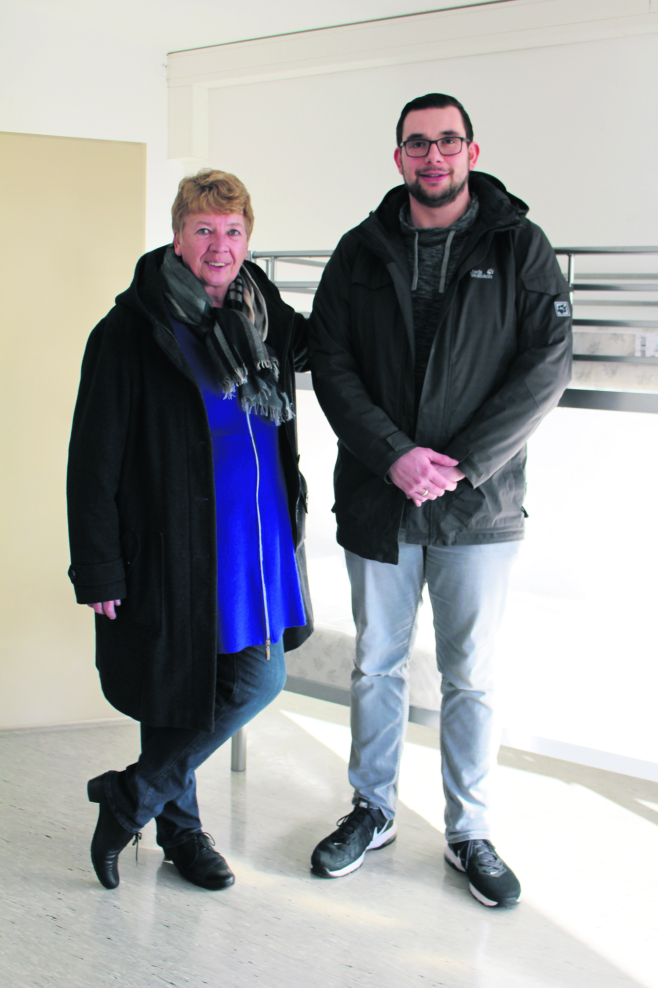 Die Erstausstattung steht: Susanne Epskamp und Hendrik Lunden in einem noch unbewohntem Zimmer an der Grothe-Marie-Straße