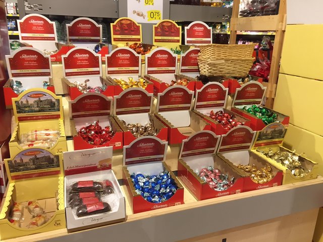 Einzeln verpackte Schokoladen machen das süße Präsent individuell | Foto: cku