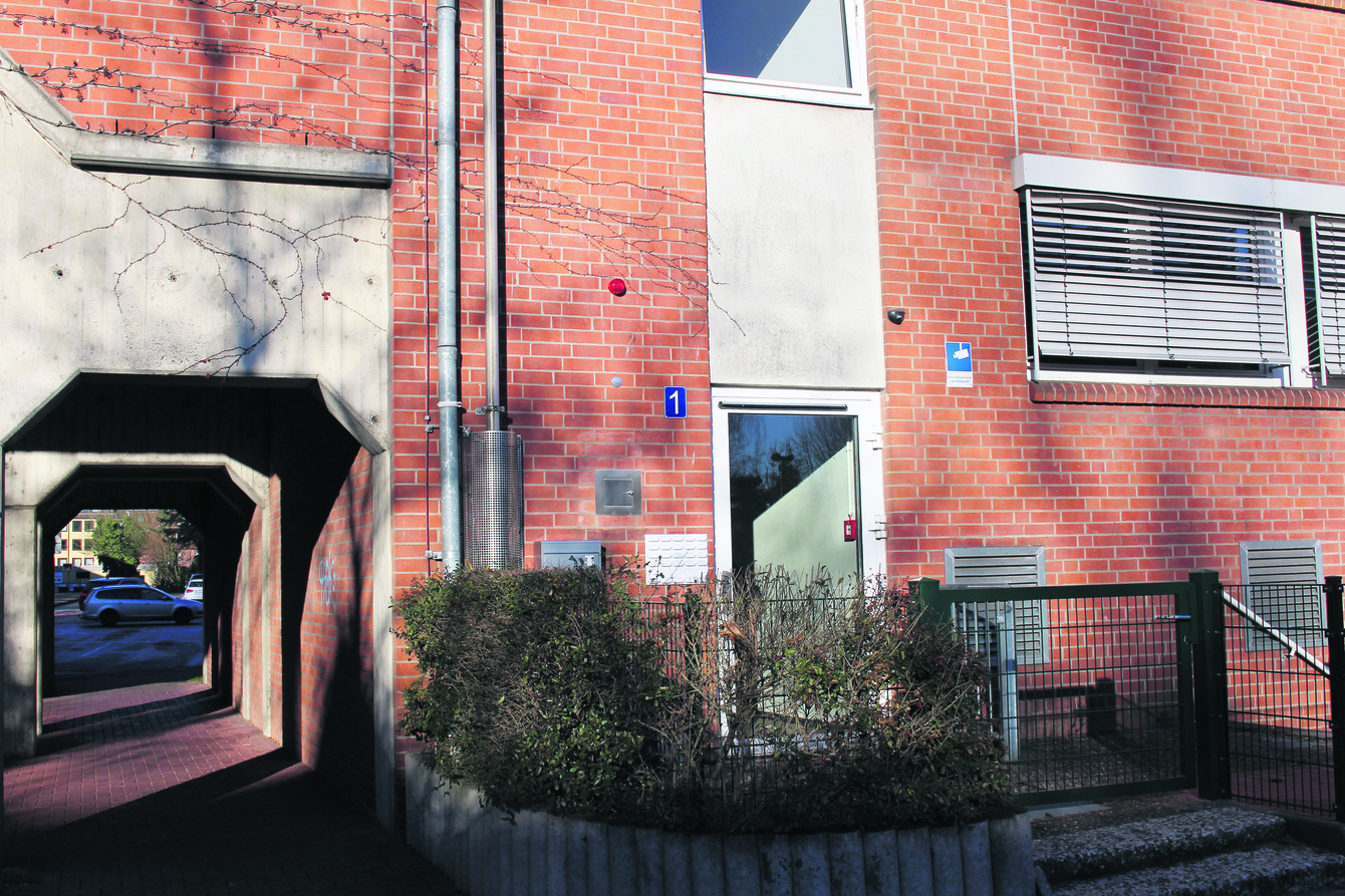 In der ehemaligen Polizeidienststelle wohnen Flüchtlingsfamilien. Die Polizei ist in ein Gebäude an der Kottmeierstraße 1 gezogen