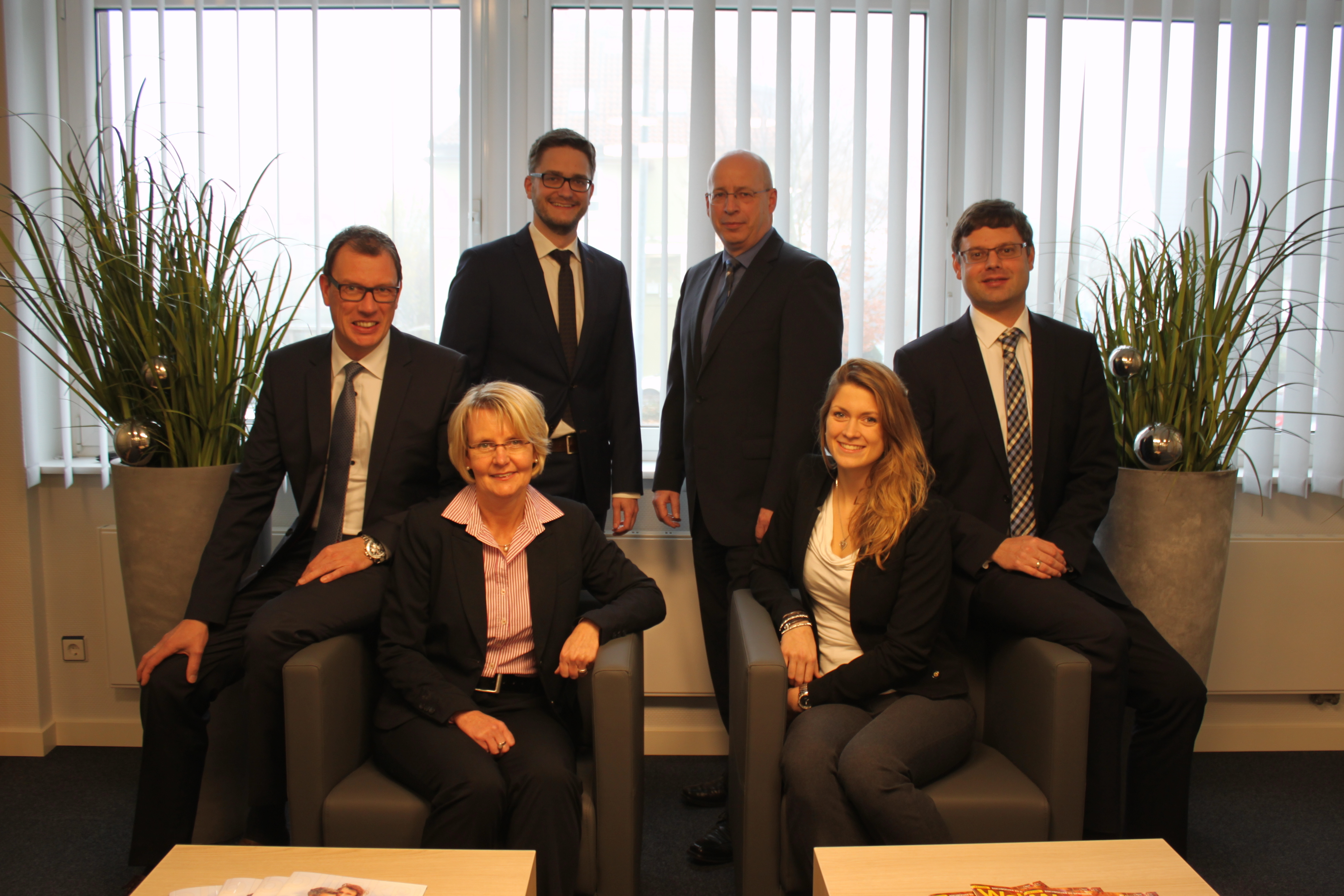 Stehen mit fundiertem Wissen und Erfahrung im Finanzgeschäft für Beratungen zur Verfügung: Glen Streckwaldt (v. li.), Anja Eckhoff, Andreas Kröger, Kai Neumann, Fenja Möller und Dirk Daues