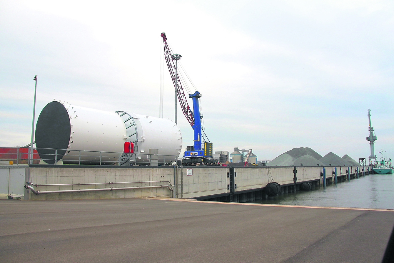 Verladung von Großbauteilen für Windkraftanlagen am Vielzweck-Terminal am Stader Seehafen