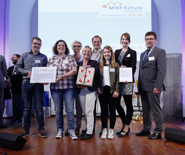 Vertreter der Geestlandschule freuen sich über die Zertifizierung