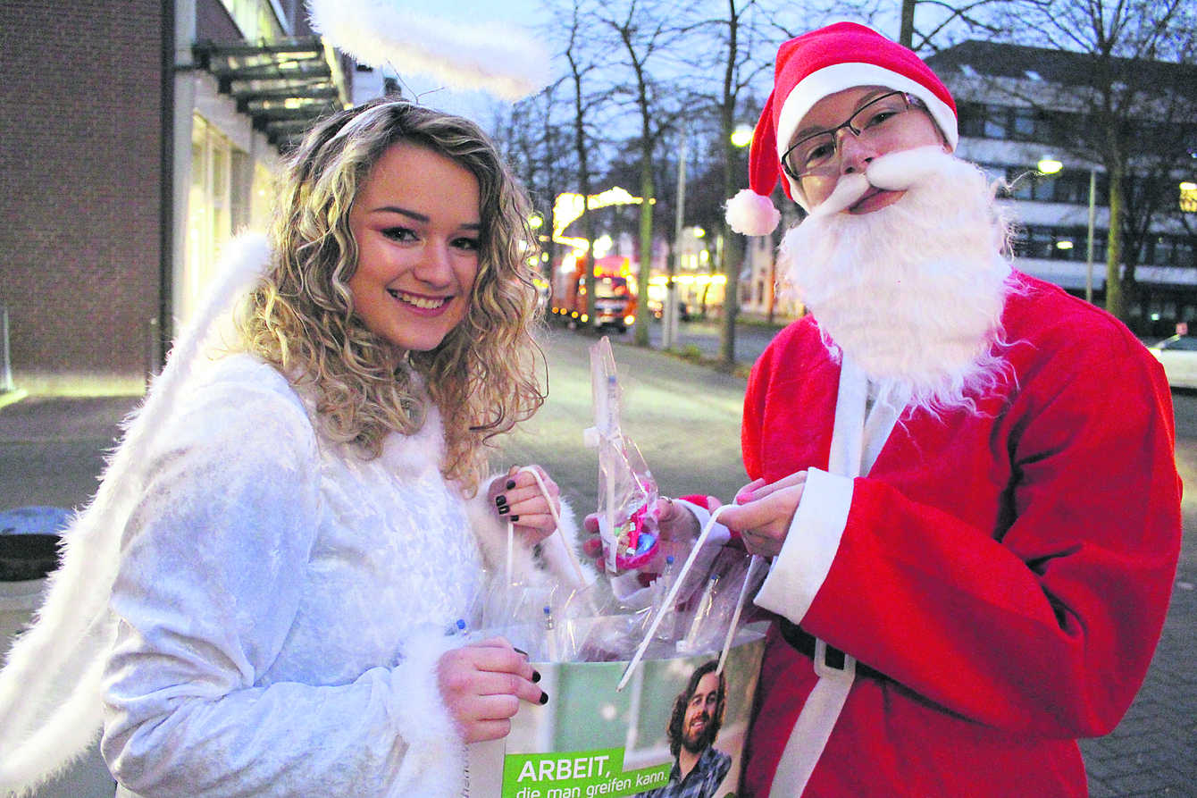 Für eine kleine Bescherung an Nikolaus sorgten in Buxtehude (v. li.) Jasmin Krämer und Juliana Reinert