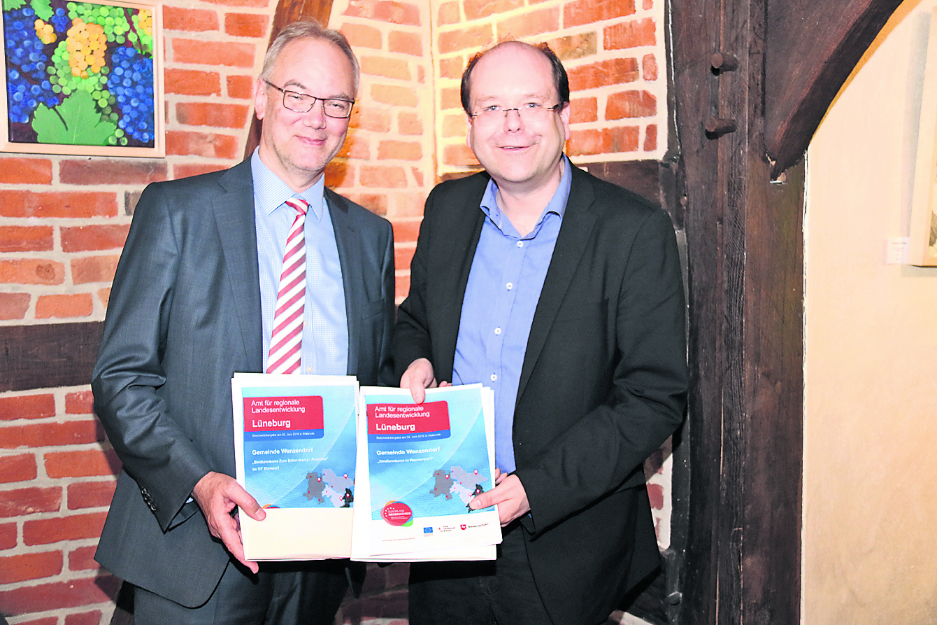 Manfreds Cohrs (li.) mit Landwirtschaftsminister Christian Meyer bei der Übergabe der Förderbescheide für die
Straßensanierungen in Wennerstorf und Dierstorf im Juni