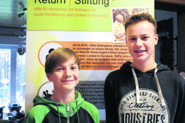 Organisieren eine Tombola für Familie Büttinghaus: Eike
und Tjark Tschense