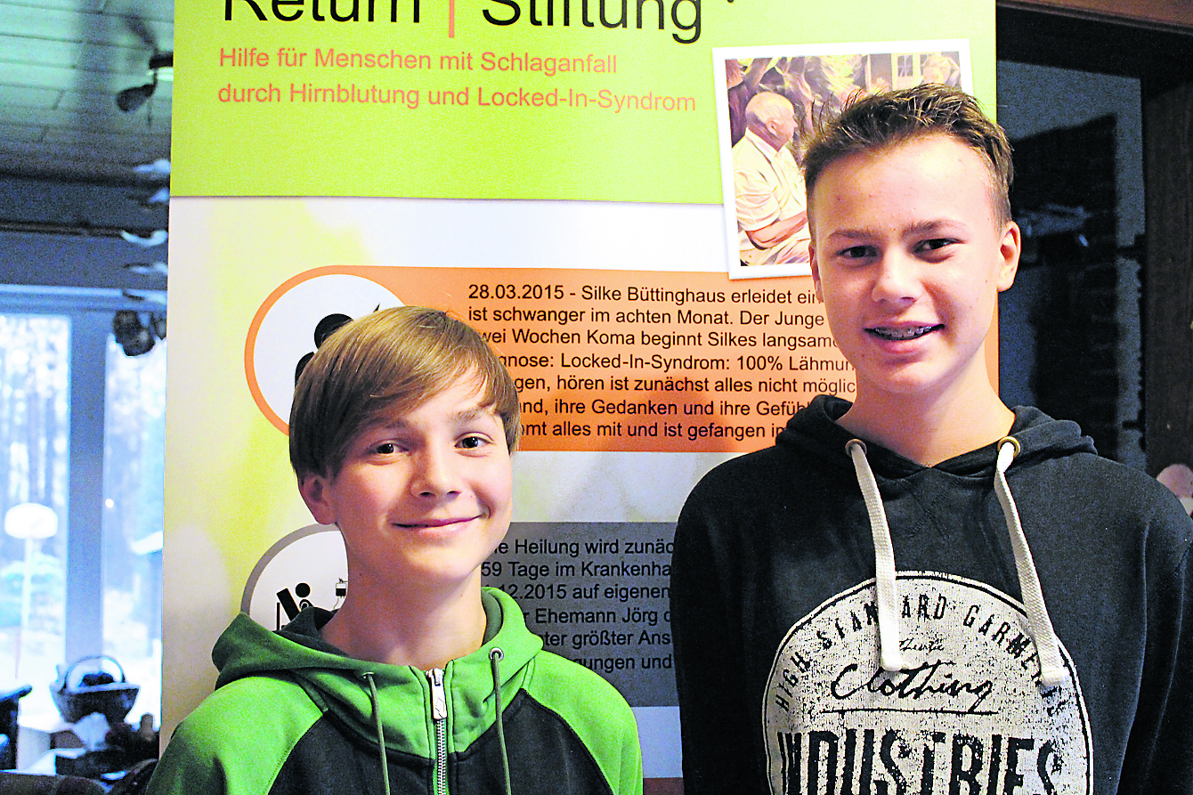 Organisieren eine Tombola für Familie Büttinghaus: Eike
und Tjark Tschense