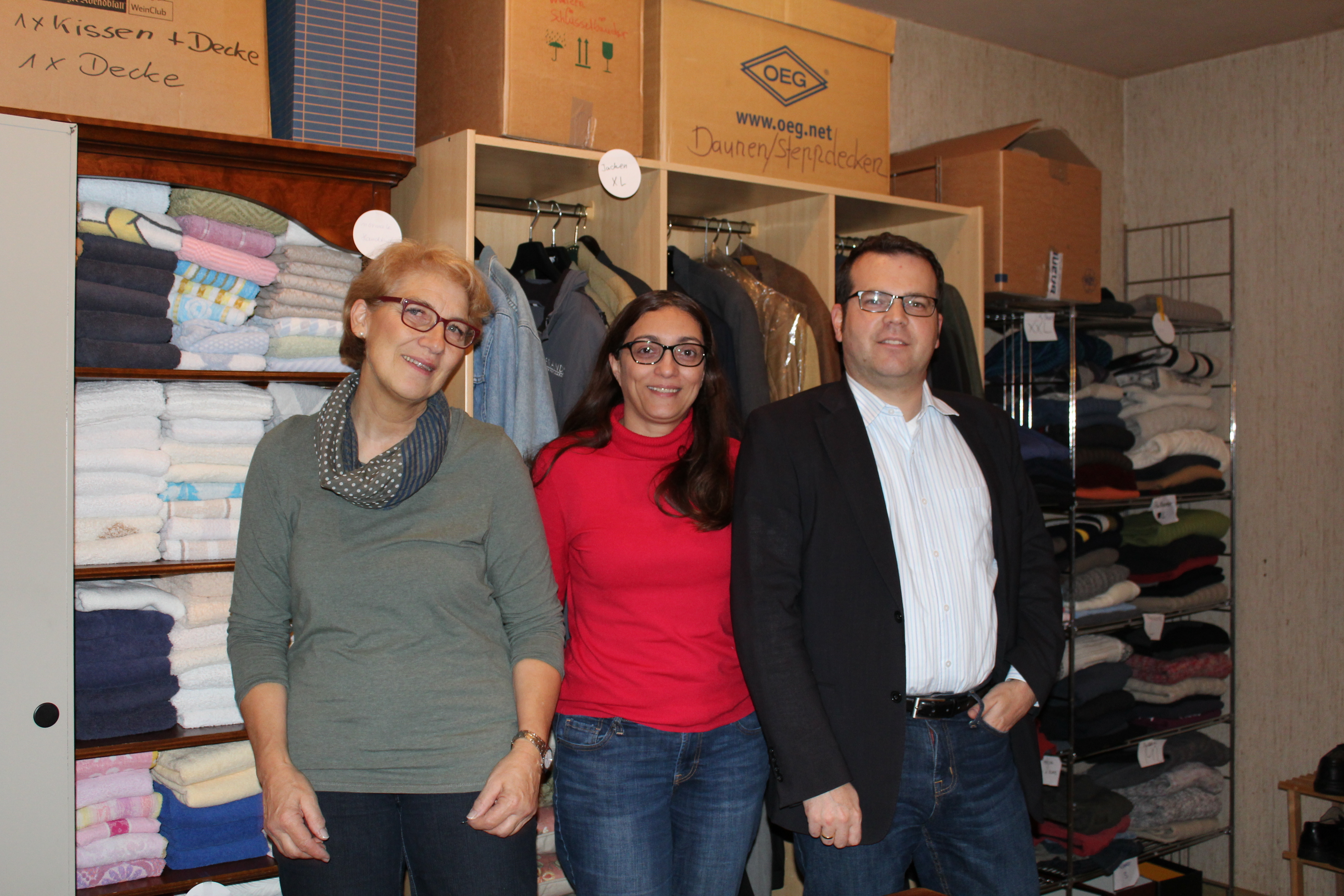 Hoffen auf viel warme Winterkleidung für die Flüchtlinge (v. li.): Margarethe Bellmann,
Maria de Fatima Koschmall und Martin Koschmall von der Flüchtlingshilfe Tötensen