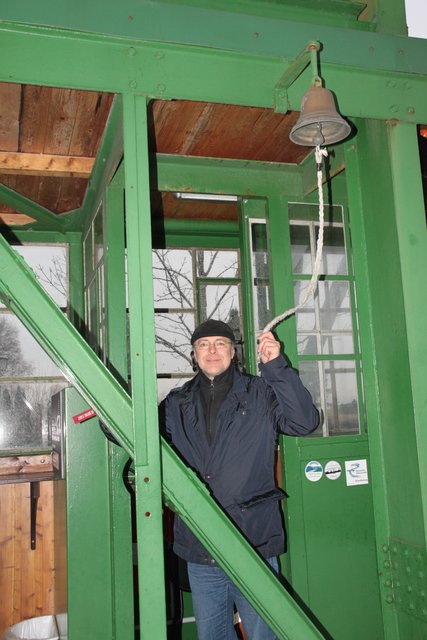 Karl-Heinz Brinkmann läutet die Glocke zum Fahrtbeginn