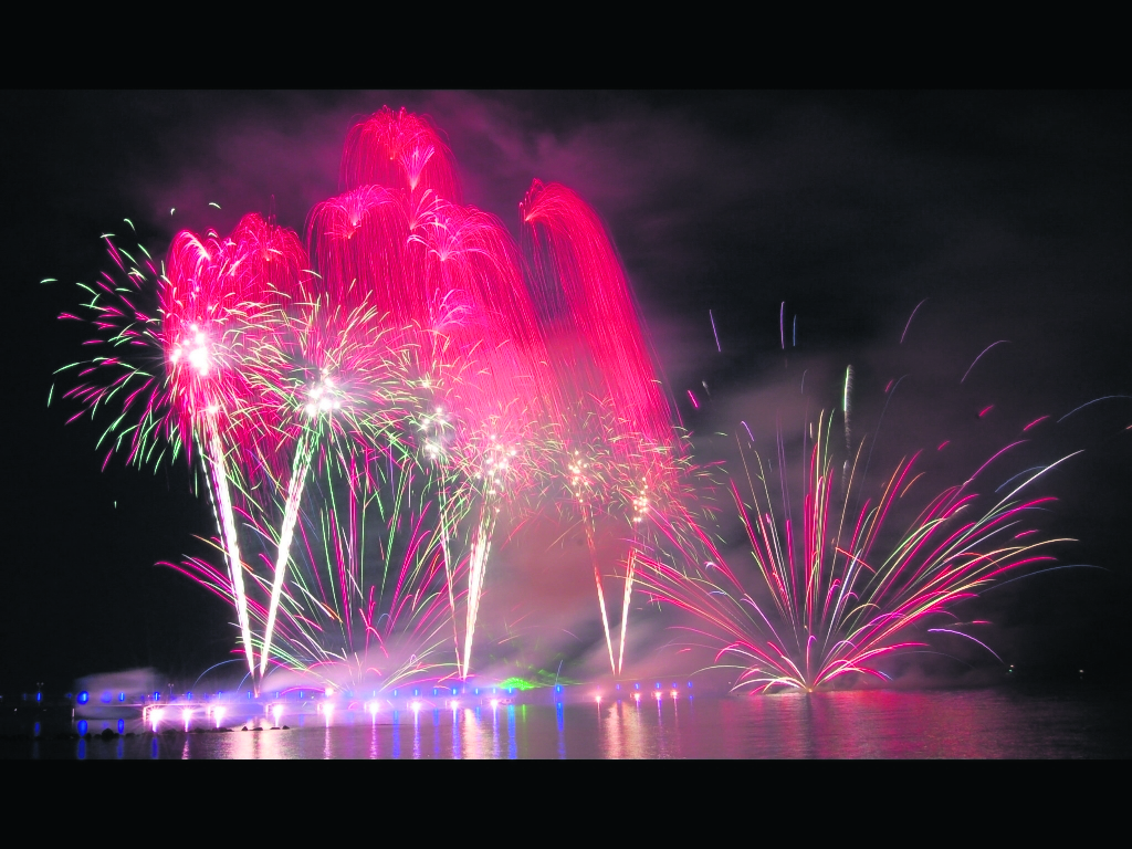 Bei der Feuerwerk-Präsentation beim Autohaus Eberstein wird Pyrotechnik gezeigt, die später gekauft werden kann
