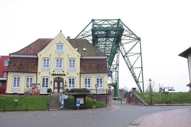 Wahrzeichen an der OSte: Die Schwebefähre neben der Gaststätte Fährkrug