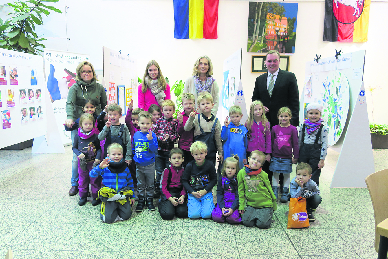 Bei der Begrüßung im Rathaus: Bürgermeister André Wiese mit den Vorschulkindern und ihren Erzieherinnen