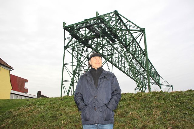 Vereinsvorsitzender Karl-Heinz Brinkmann an dem Technikdenkmal an der Oste