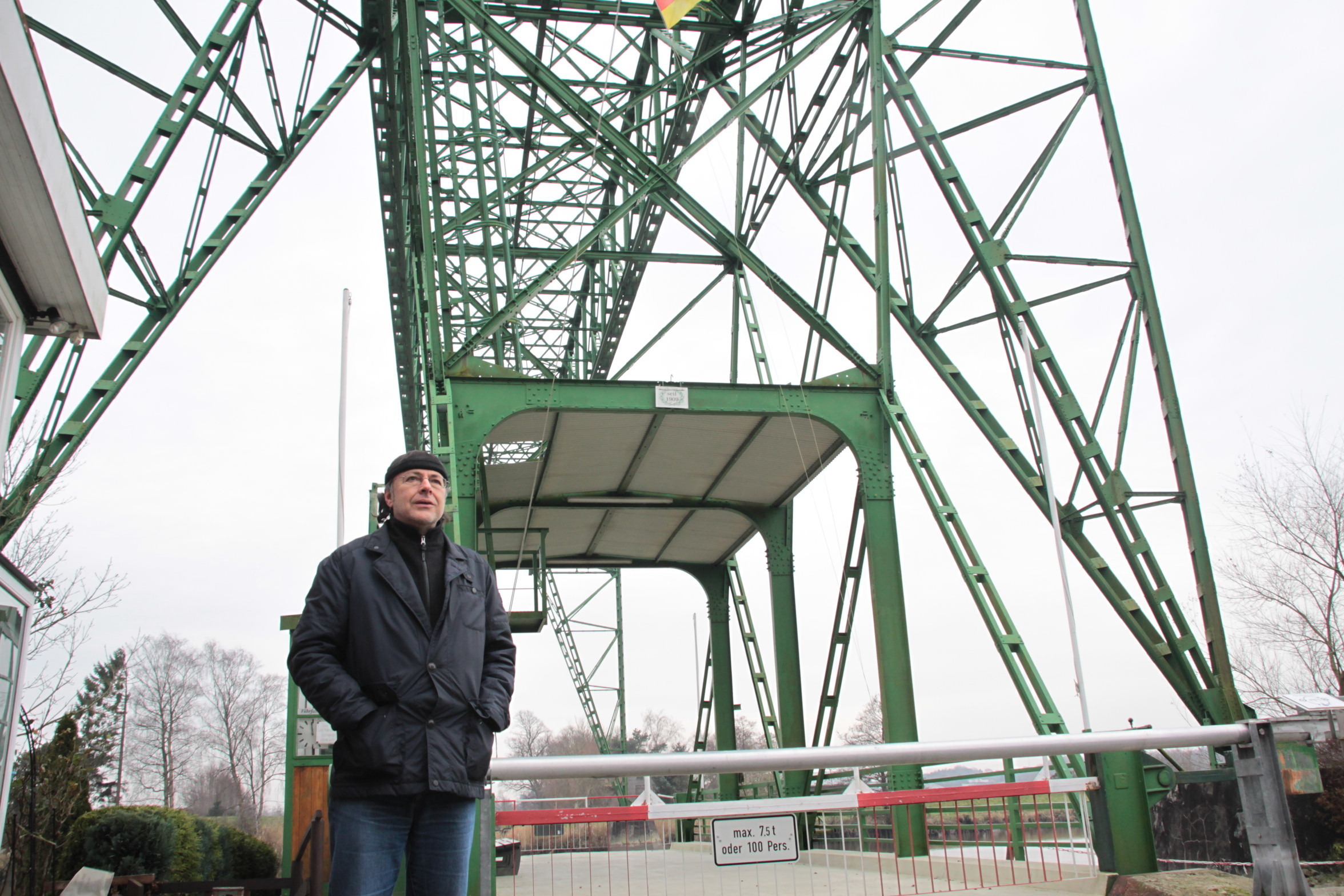 Karl-Heinz Brinkmann vor der Schwebefähre