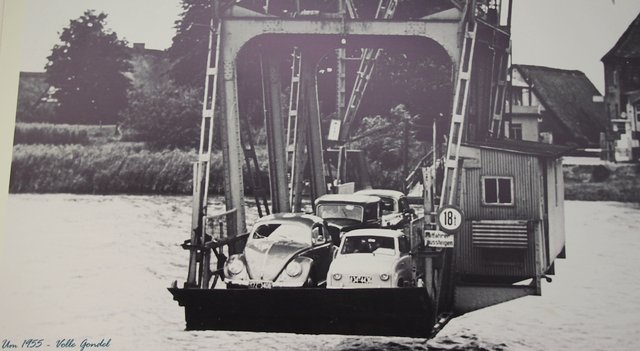 Die Fähre um 1955 mit Autos an Bord
