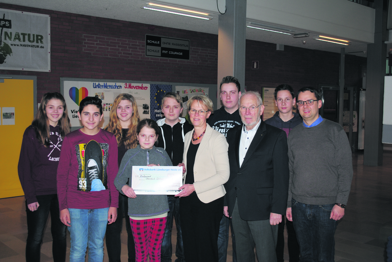 Bei der Scheckübergabe in der Salzhäuser Oberschule (vorne v. re.): Projektleiter André Meyerbröker, Berend Pruin und Monika Scherf vom Lions Club Lüneburg sowie Schüler der Projektgruppe