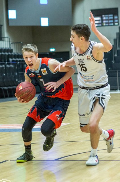 Sam Fechner (re.) von den Sharks fand keine Zugriffsmöglichkeit auf den Ball