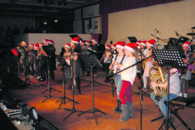 Begeisterte das Publikum mit "Jingle Bells": die Bläserklasse 5 des Gymnasiums im weihnachtlichen Outfit