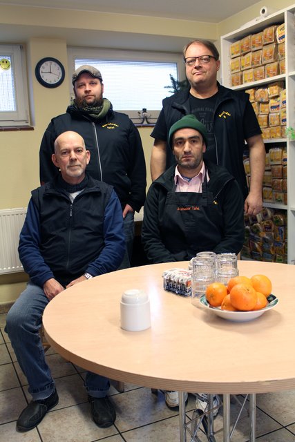 Warten auf die nächste Lieferung (v. li.): Berry Koedood und Markus Bock, davor Volker Lehmann (li.) und Ismail Ibabi aus Afghanistan