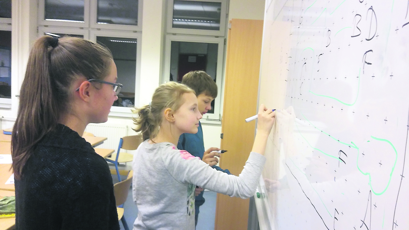 Tüfteln statt schlafen: die Gymnasiasten bei der langen Mathe-Nacht