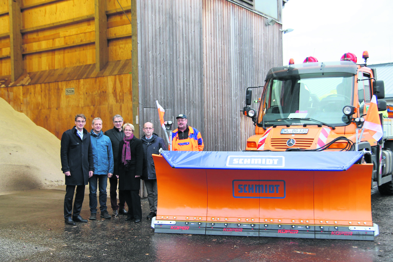 Zu Gast bei den Winterdienst-Profis (v. li.): Dirk Möller, Wolfgang Bunten, Uwe Karsten, Monika Scherf, Jochen Brück und Bernd Albers